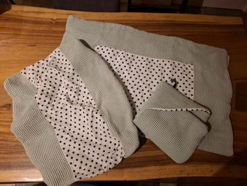 Baby set; boxkleed, verschoonkussenhoes en badcape beschikbaar voor biedingen