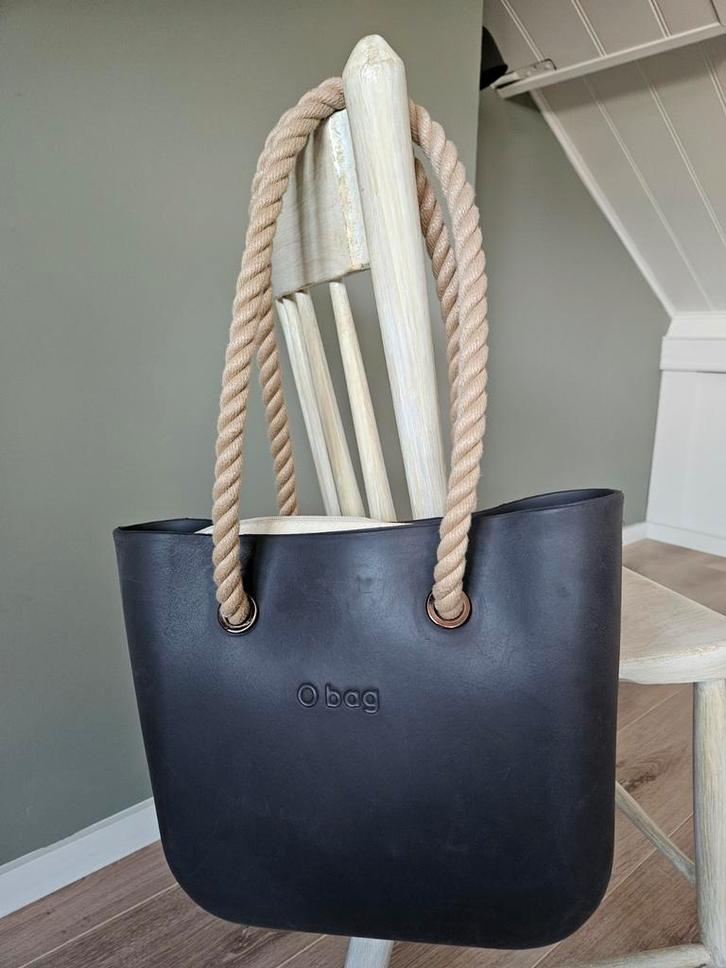 O bag Small - donkergrijs, Sieraden, Tassen en Uiterlijk, Tassen | Damestassen, Zo goed als nieuw, Handtas, Zwart, Ophalen of Verzenden