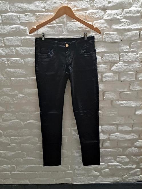 Coated broek maat 42, Kleding | Dames, Broeken en Pantalons, Zo goed als nieuw, Maat 42/44 (L), Zwart, Lang, Verzenden