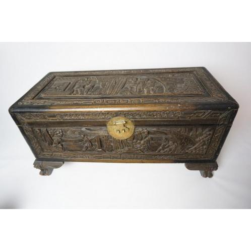 # Chinees teak / kamfer houten kist met mooi houtsnijwerk, Huis en Inrichting, Woonaccessoires | Kisten, Gebruikt, Minder dan 50 cm