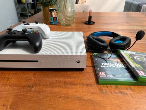 Xbox One S, twee controllers, Headset, COD BO6 & MW2, Spelcomputers en Games, Spelcomputers | Xbox One, Zo goed als nieuw, Xbox One