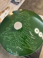 Nieuwe Staub braadpan 24 cm Pine Tree Basilicum, Huis en Inrichting, Keuken | Potten en Pannen, Gietijzer, Nieuw, Ophalen of Verzenden