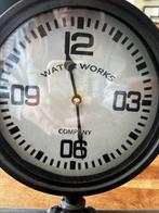 Industriële Tafelklok Water Works Company, Ophalen of Verzenden, Zo goed als nieuw, Analoog, Wekker of Tafelklok