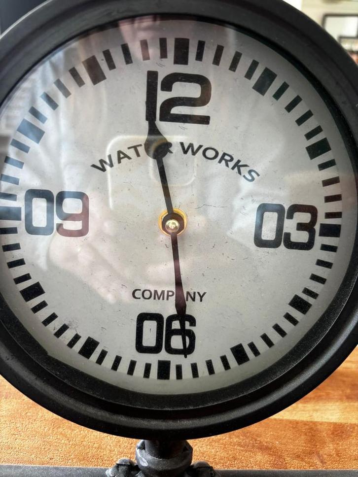Industriële Tafelklok Water Works Company, Huis en Inrichting, Woonaccessoires | Klokken, Zo goed als nieuw, Wekker of Tafelklok