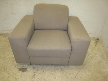 Bruin/grijs stoffen fauteuil, hoog 44/80, breed 110, diep 85 beschikbaar voor biedingen