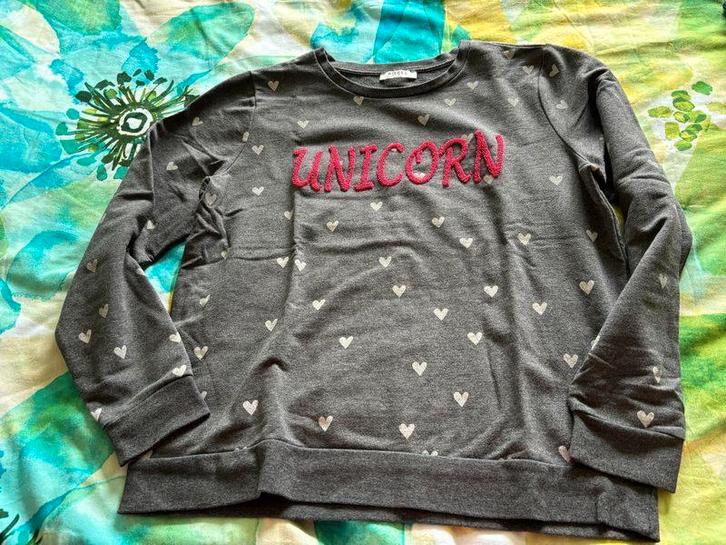 Pieces grijze sweater met rode tekst en witte hartjes mt L, Kleding | Dames, Truien en Vesten, Zo goed als nieuw, Maat 42/44 (L)