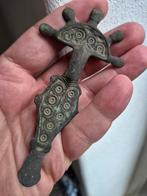 Grote Merovingische fibula brons bodemvondst, Ophalen of Verzenden, Brons