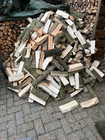 Vers gekloofd ruime kuub hout beschikbaar voor biedingen
