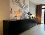 Twee houten Woood Gravure dressoirs, Huis en Inrichting, Kasten | Dressoirs, Ophalen, Met deur(en), 150 tot 200 cm, Zo goed als nieuw