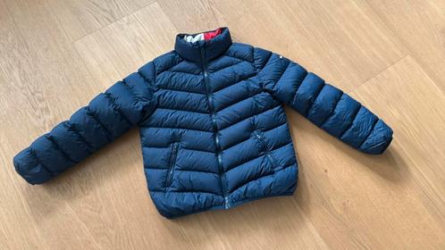 Prachtige licht donzen blauwe Tommy Hilfiger jas mt 140/10, Kinderen en Baby's, Kinderkleding | Maat 140, Zo goed als nieuw, Jongen