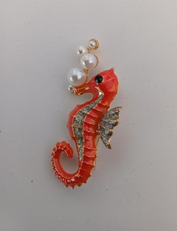 Goudkleurige broche zeepaardje oranje met pareltjes  beschikbaar voor biedingen