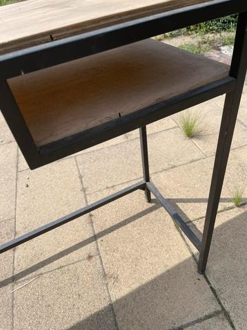 Side table met zwart metalen onderstel beschikbaar voor biedingen