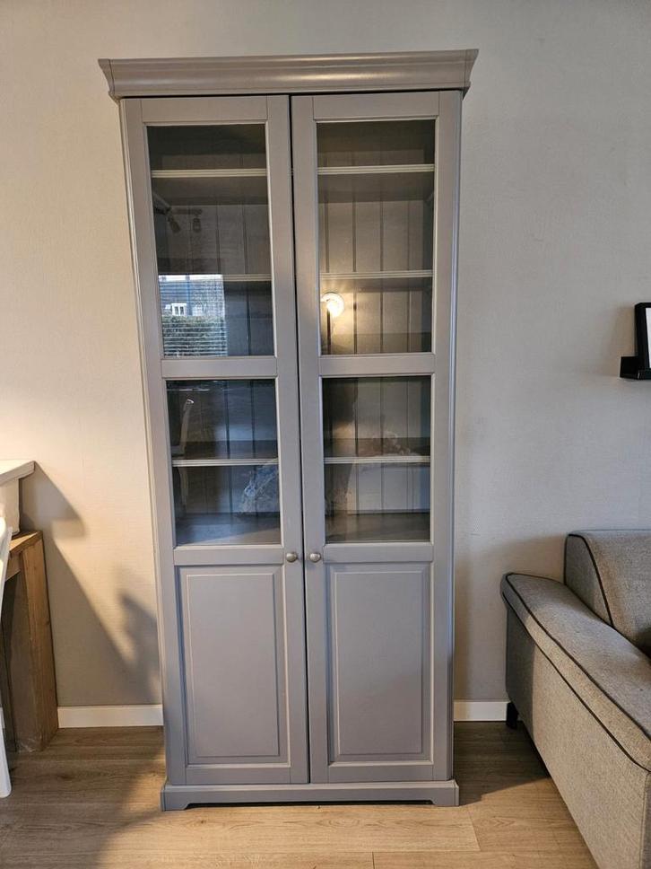 Grijze vitrinekast (Liatorp) met glazen deuren, Huis en Inrichting, Kasten | Boekenkasten, Gebruikt, 50 tot 100 cm, 200 cm of meer