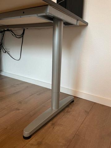 IKEA Galant bureau met Summera PC houder - afbeelding 2