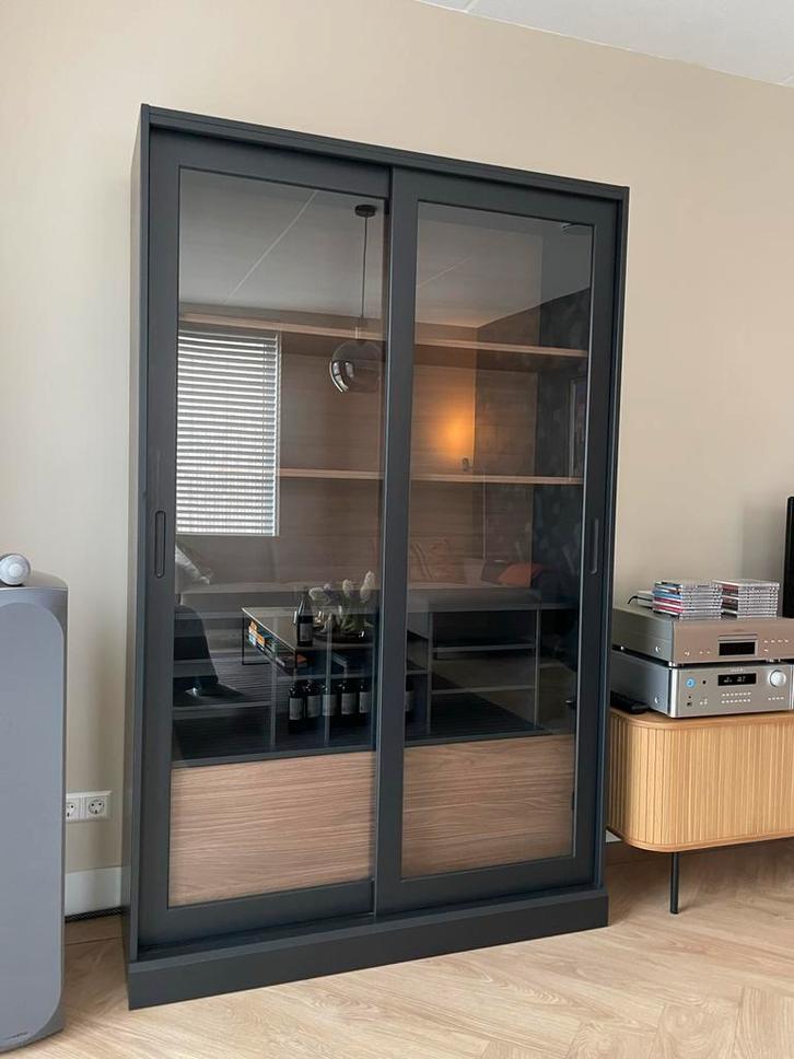 Houten kast met glazen schuifdeuren (Woood), Huis en Inrichting, Kasten | Kledingkasten, Zo goed als nieuw, 200 cm of meer, 100 tot 150 cm