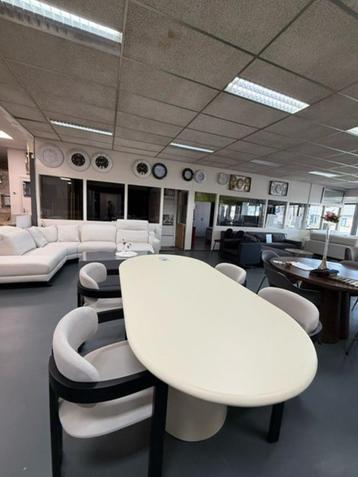 moderne eettafel beschikbaar voor biedingen