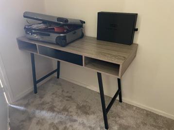 Bureau , burootje beschikbaar voor biedingen