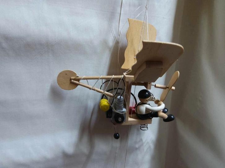 Houten Mobiel Vliegtuig met Piloot, Antiek en Kunst, Antiek | Speelgoed, Ophalen of Verzenden