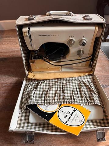 vintage Husqvarna Zig-zag 1020 naaimachine  beschikbaar voor biedingen