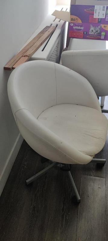 Gratis 4 stuks witte eettafel stoelen beschikbaar voor biedingen