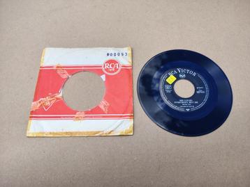 Single: Charlie Rich - She Loved Everybody But Me (1963)    beschikbaar voor biedingen