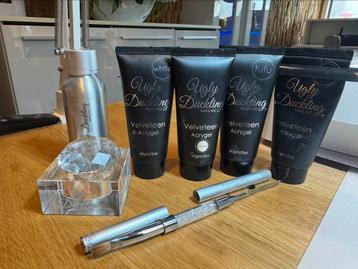 Acrygel ugly duckling beschikbaar voor biedingen