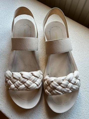 Beige slippers beschikbaar voor biedingen