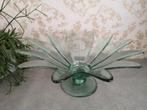 Grote bloemvormige glazen schaal op voet, groen getint glas., Ophalen