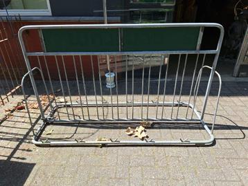 oud cafe fietsenrek beschikbaar voor biedingen