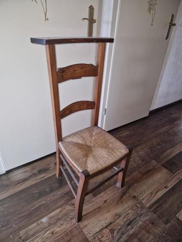 Simpel houten origineel bidstoel met opbergvakje, Frankrijk. beschikbaar voor biedingen