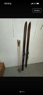 Antieke Ski's met Bamboe Stokken, Ophalen