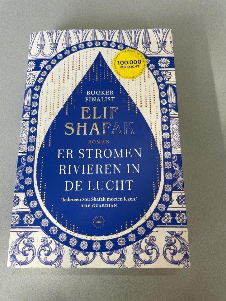 Bestseller ‘Er stromen rivieren in de lucht’ Elif Shafak, Boeken, Romans, Zo goed als nieuw, Nederland, Ophalen of Verzenden