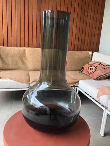 Prachtige vaas donkergrijs glas 48 cm hoog beschikbaar voor biedingen