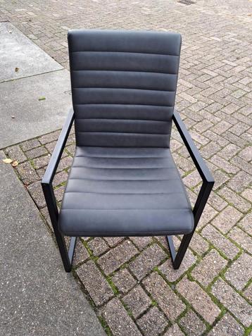 Mooie Moderne Stoel met Armleuning beschikbaar voor biedingen