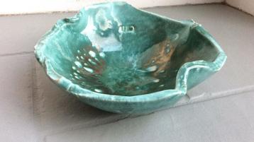 Prachtige hangemaakte keramieken schaal groen beschikbaar voor biedingen