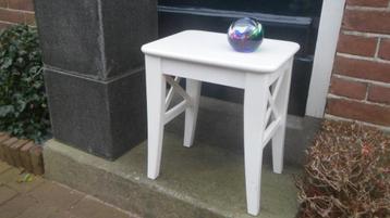 Houten kruk wit tafeltje / bijzettafel 45 cm. hoog krukje beschikbaar voor biedingen