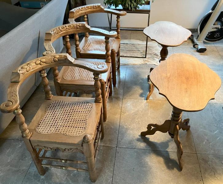 Surinaamse djaroesoe stoeroe + tafeltjes, Huis en Inrichting, Stoelen, Zo goed als nieuw, Drie, Hout, Riet of Rotan, Bruin, Ophalen