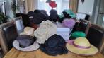 Collectie van 17 vintage dames en heren hoeden, Antiek en Kunst, Ophalen, Dames