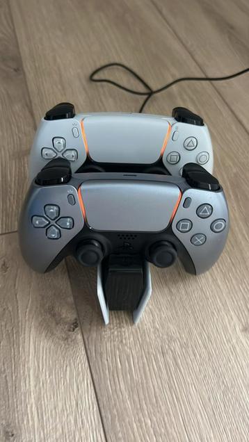 2x PS5 Controllers + Laadstation / Charging dock beschikbaar voor biedingen