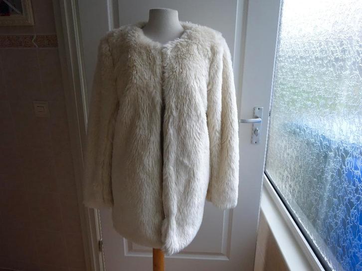 Forever 21 creme kleurig zacht gevoerd nep bontjas - maat M, Kleding | Dames, Jassen | Winter, Zo goed als nieuw, Maat 38/40 (M)