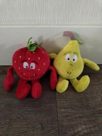 Aardbei en peer knuffels beschikbaar voor biedingen