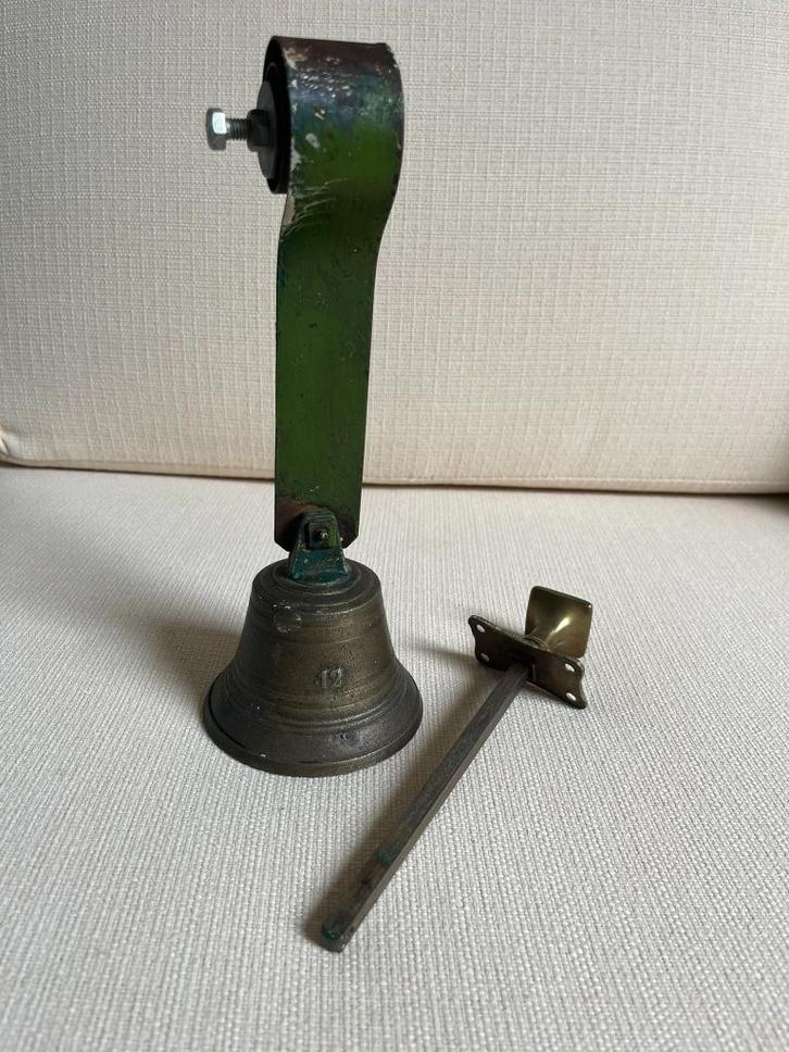 Antieke bronzen trekbel/deurbel met veer en trekstang, Antiek en Kunst, Antiek | Koper en Brons, Brons, Ophalen