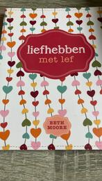Beth Moore - Liefhebben met lef, Boeken, Godsdienst en Theologie, Ophalen of Verzenden, Zo goed als nieuw, Beth Moore