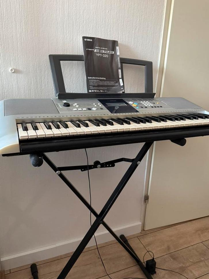 Yamaha psr e323 keyboard inclusief standaard, Muziek en Instrumenten, Keyboards, Zo goed als nieuw, 61 toetsen, Yamaha, Met standaard