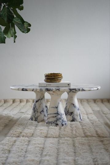 Calacatta viola salontafel met 3 massieve poten beschikbaar voor biedingen