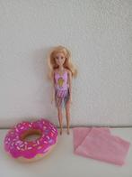 Barbie Pop GHT20 met DONUT Zwemband en Badlaken, Ophalen of Verzenden, Gebruikt, Barbie