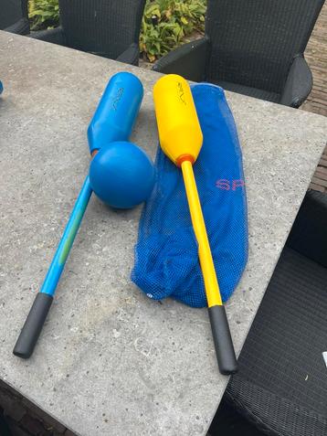 Twee Knotshockey sticks/knuppels met bal en opbergnet. beschikbaar voor biedingen