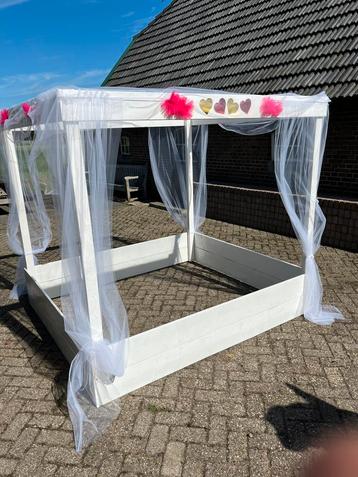 Hemelbed beschikbaar voor biedingen