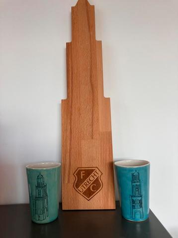 F C Utrecht broodplank Echt Waar 2 bekers beschikbaar voor biedingen