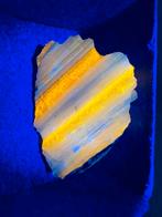 Zeer zeldzaam fluorescerend opaal uit Japan., Ophalen of Verzenden, Mineraal